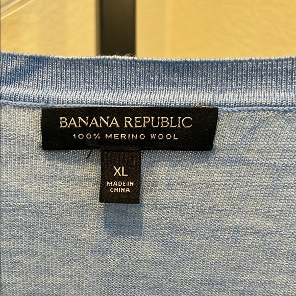 Banana Republic Blue V-Neck Sweater Lightweight Knit - Picture 2 of 3
